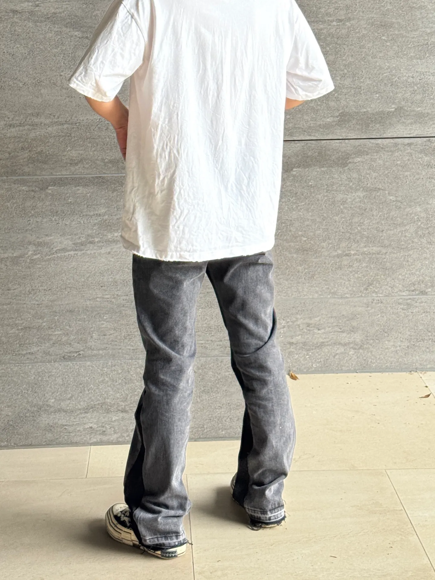 -Size upper body P246#G990 GALLERY DEPT denim bell-bottoms washed distressed spliced ​​denim jeans. During the process, the owner of the denim washing plant helped introduce a boss who once worked for Levi's foundry and started his own business. This also paved the way for the following styles. Therefore, Levi's remodeled single product for the base plate is really familiar. Whether it is the fabrics supplied or the lathes used in production, there is nothing to choose from. -Color: Black -Size: S-XXL (corresponding to 28-36)
